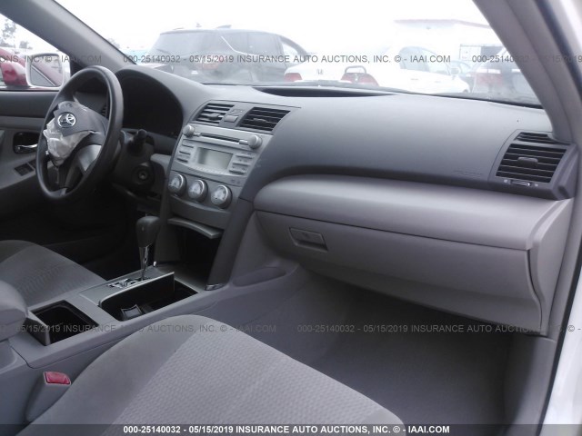 4T4BF3EK5BR151920 - 2011 TOYOTA CAMRY SE/LE/XLE 白色 照片 5