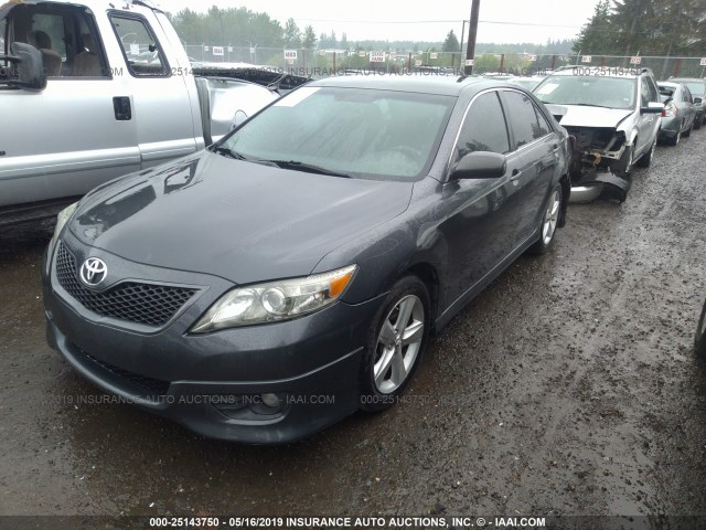 4T1BF3EK5AU012122 - 2010 TOYOTA CAMRY SE/LE/XLE GRAY photo 2