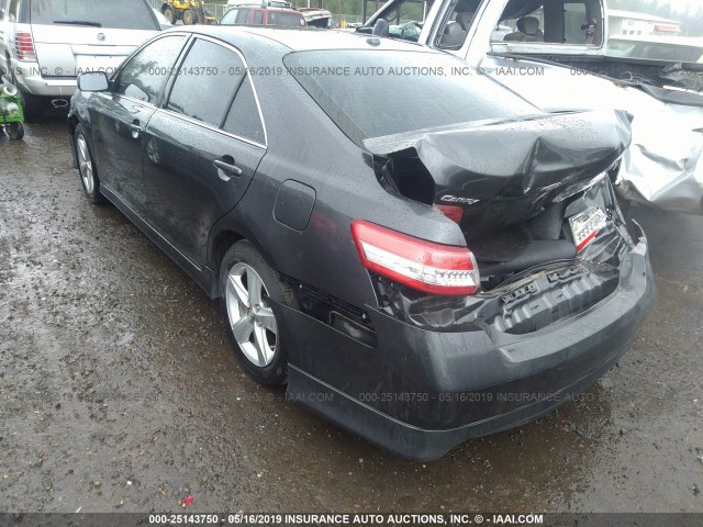 4T1BF3EK5AU012122 - 2010 TOYOTA CAMRY SE/LE/XLE GRAY photo 3