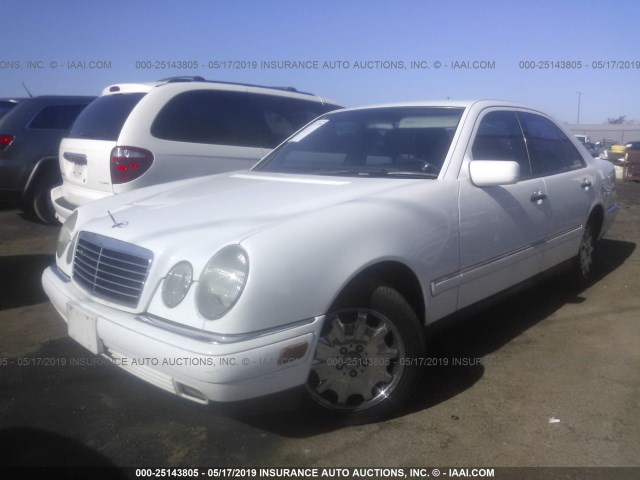 WDBJF65F5WA493033 - 1998 MERCEDES-BENZ E 320 WHITE photo 2