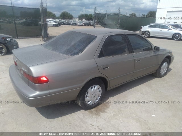 4T1BG22K1WU280846 - 1998 TOYOTA CAMRY CE/LE/XLE 灰色 照片 4