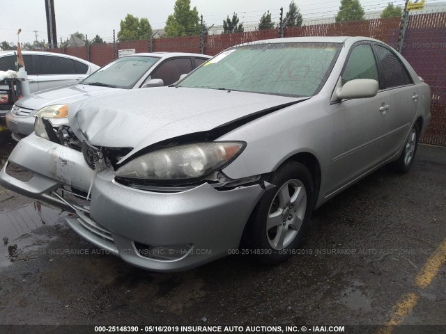 4T1BE32K15U968999 - 2005 TOYOTA CAMRY LE/XLE/SE SILVER photo 2