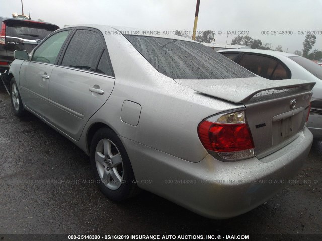 4T1BE32K15U968999 - 2005 TOYOTA CAMRY LE/XLE/SE SILVER photo 3