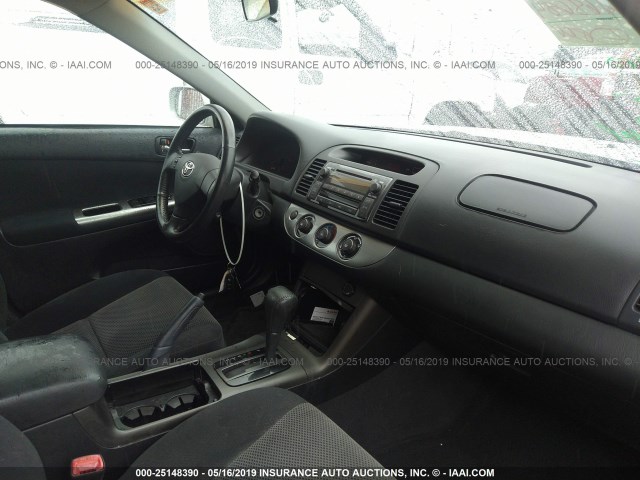 4T1BE32K15U968999 - 2005 TOYOTA CAMRY LE/XLE/SE SILVER photo 5