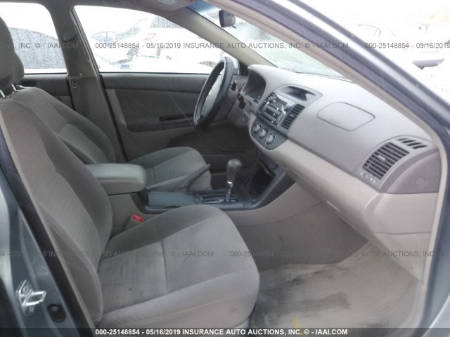 4T1BE32K75U546719 - 2005 TOYOTA CAMRY LE/XLE/SE GRAY photo 5