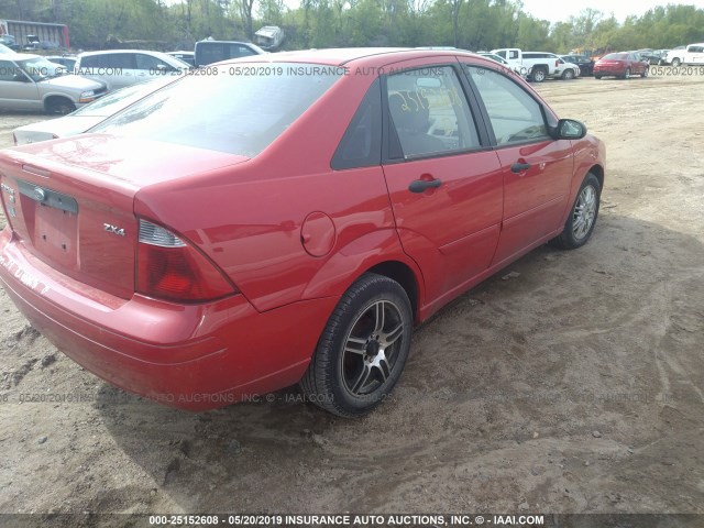 1FAFP34N85W224608 - 2005 FORD FOCUS ZX4 RED photo 4