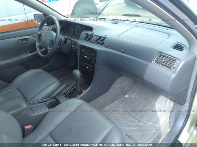4T1BF28K7YU102596 - 2000 TOYOTA CAMRY LE/XLE Grau Foto 5