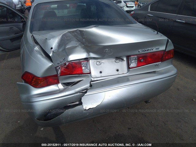 4T1BF28K7YU102596 - 2000 TOYOTA CAMRY LE/XLE Grau Foto 6