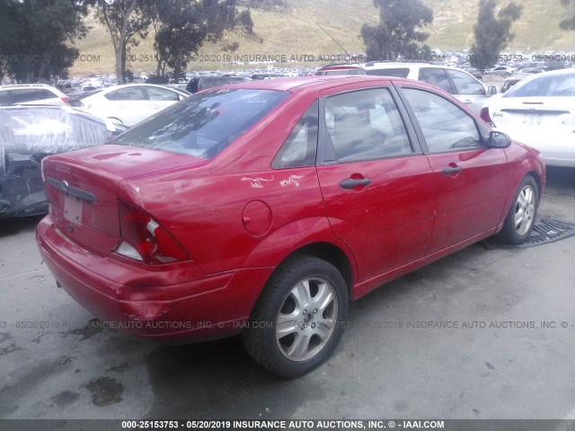 1FAFP34N85W262789 - 2005 FORD FOCUS ZX4 RED photo 4