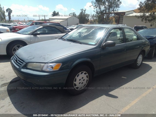 JT2BG22K8W0261196 - 1998 TOYOTA CAMRY CE/LE/XLE GREEN photo 2