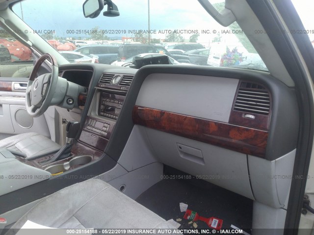 5LMFU27R94LJ40141 - 2004 LINCOLN NAVIGATOR 白色 照片 5