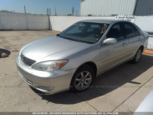 JTDBE32K040286304 - 2004 TOYOTA CAMRY LE/XLE Silber Foto 2
