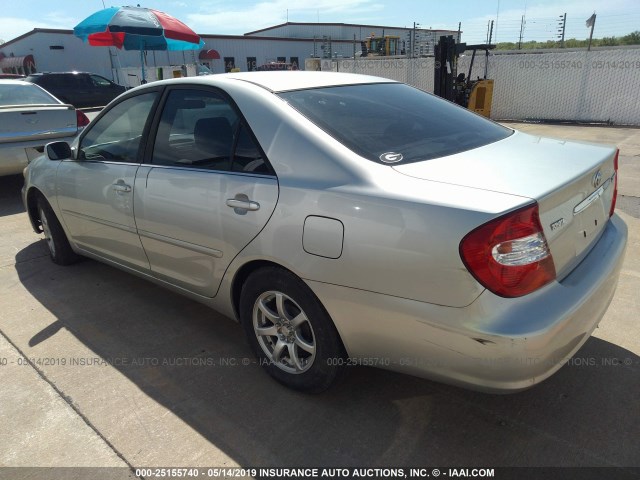 JTDBE32K040286304 - 2004 TOYOTA CAMRY LE/XLE Silber Foto 3