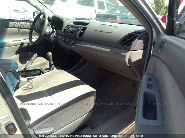 JTDBE32K040286304 - 2004 TOYOTA CAMRY LE/XLE Silber Foto 5