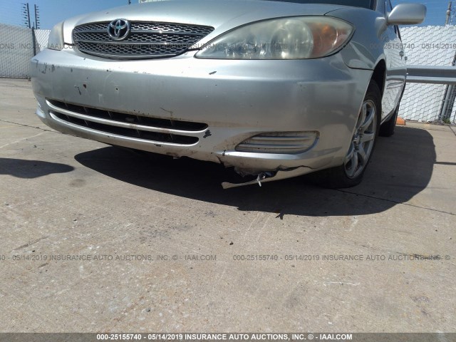 JTDBE32K040286304 - 2004 TOYOTA CAMRY LE/XLE Silber Foto 6