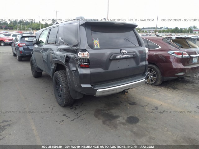 JTEBU5JR7J5522048 - 2018 TOYOTA 4RUNNER SR5 PREM/LTDL/TRAIL/TRD GRAY photo 3