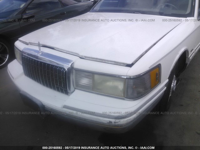 1LNLM82W7RY613535 - 1994 LINCOLN TOWN CAR SIGNATURE/TOURNAMENT WHITE photo 6