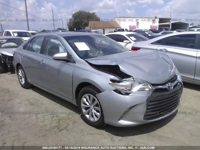 4T4BF1FK0FR462938 - 2015 TOYOTA CAMRY LE/XLE/SE/XSE SILVER photo 1