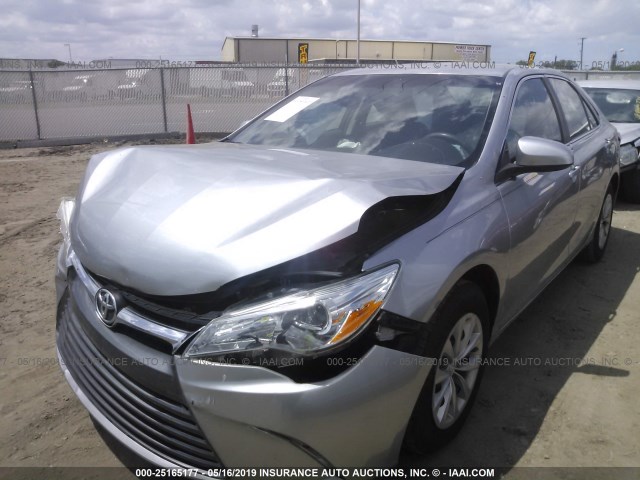 4T4BF1FK0FR462938 - 2015 TOYOTA CAMRY LE/XLE/SE/XSE SILVER photo 2