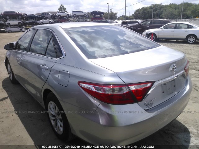 4T4BF1FK0FR462938 - 2015 TOYOTA CAMRY LE/XLE/SE/XSE SILVER photo 3