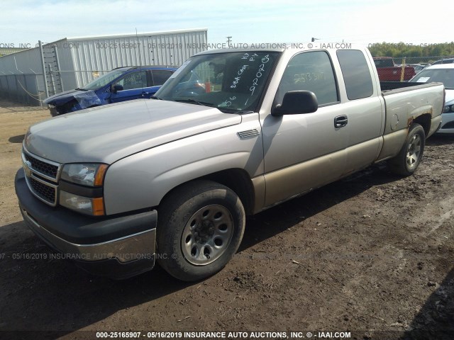 2GCEC19V461320291 - 2006 CHEVROLET SILVERADO C1500 SILVER photo 2