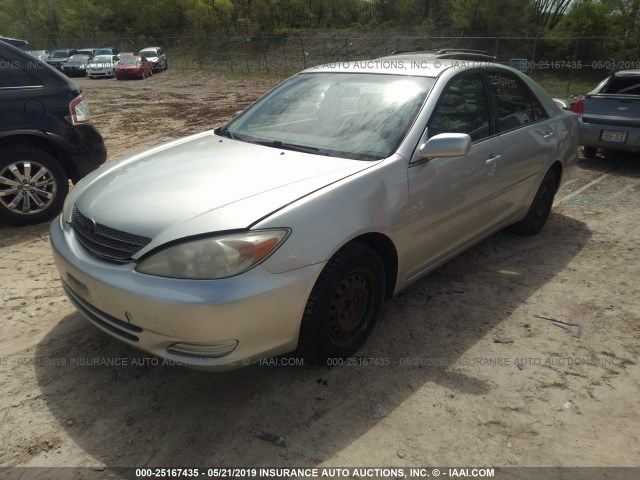 JTDBE32K820031610 - 2002 TOYOTA CAMRY LE/XLE/SE SILVER photo 2