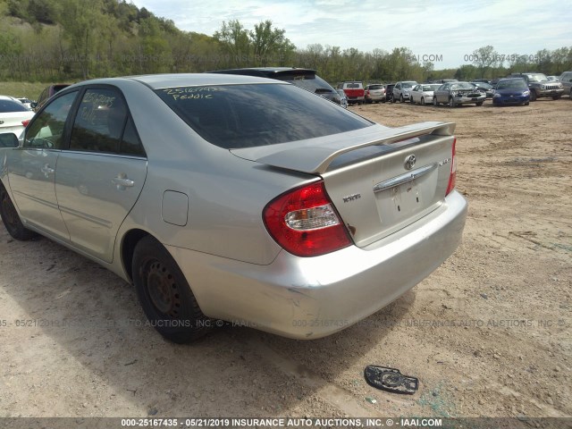 JTDBE32K820031610 - 2002 TOYOTA CAMRY LE/XLE/SE SILVER photo 3