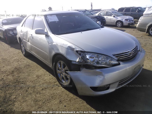 4T1BF32K25U598028 - 2005 TOYOTA CAMRY LE/XLE/SE SILVER photo 1