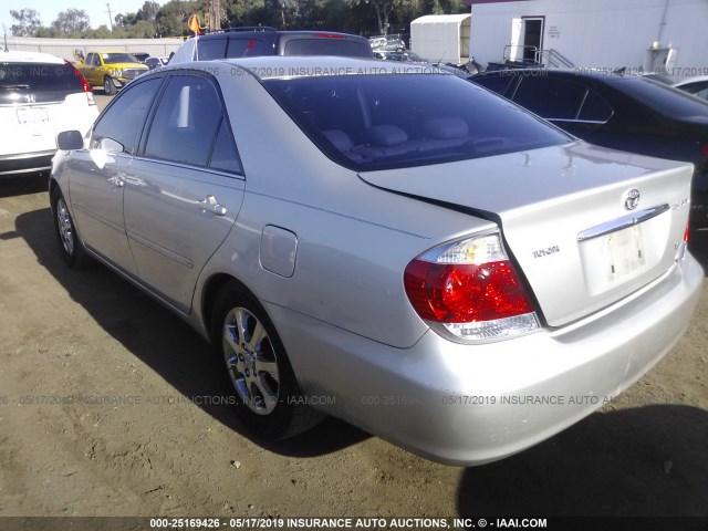 4T1BF32K25U598028 - 2005 TOYOTA CAMRY LE/XLE/SE SILVER photo 3