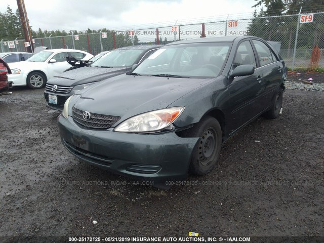 JTDBE32K320058052 - 2002 TOYOTA CAMRY LE/XLE/SE GREEN photo 2