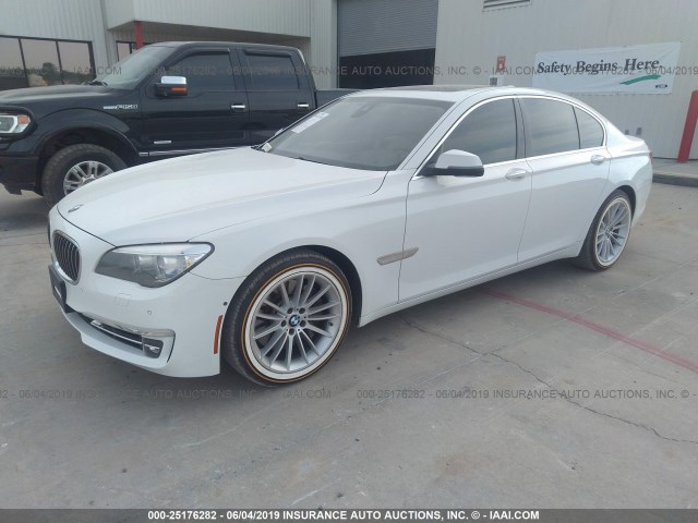 WBAYA8C56DC996606 - 2013 BMW 750 WHITE photo 2