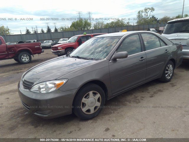 JTDBE32K820074358 - 2002 TOYOTA CAMRY LE/XLE/SE GRAY photo 2