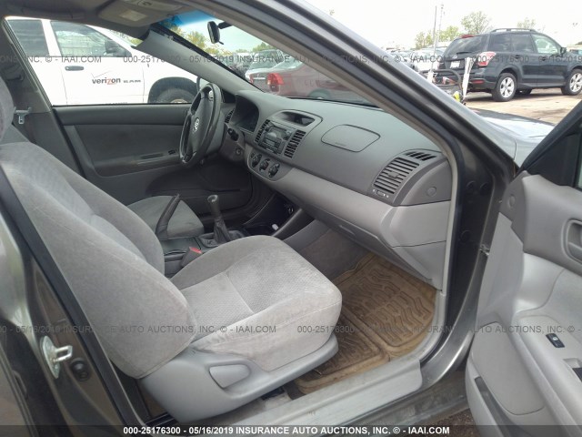 JTDBE32K820074358 - 2002 TOYOTA CAMRY LE/XLE/SE GRAY photo 5