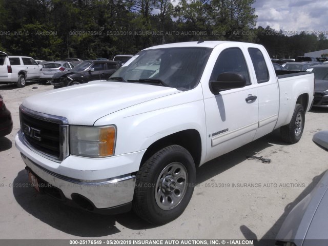 2GTEC19C281225424 - 2008 GMC SIERRA C1500 WHITE photo 2