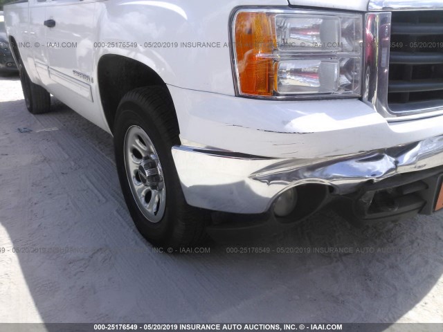 2GTEC19C281225424 - 2008 GMC SIERRA C1500 WHITE photo 6