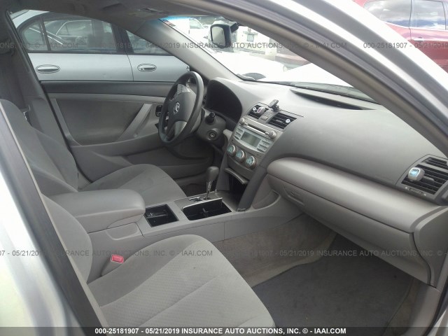 JTNBK46K773026912 - 2007 TOYOTA CAMRY LE/XLE/SE SILVER photo 5