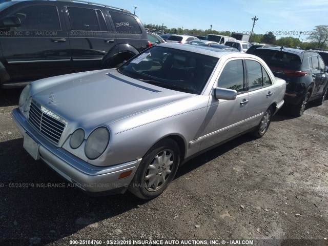 WDBJF65F6WA694908 - 1998 MERCEDES-BENZ E 320 SILVER photo 2