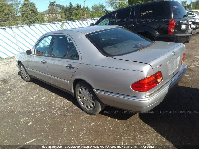 WDBJF65F6WA694908 - 1998 MERCEDES-BENZ E 320 SILVER photo 3