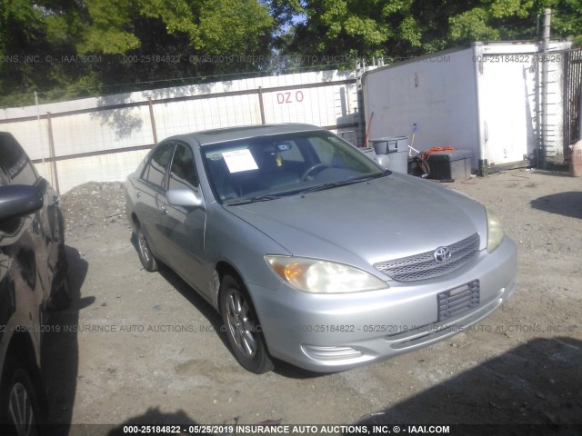 JTDBF30K520018538 - 2002 TOYOTA CAMRY LE/XLE/SE SILVER photo 1