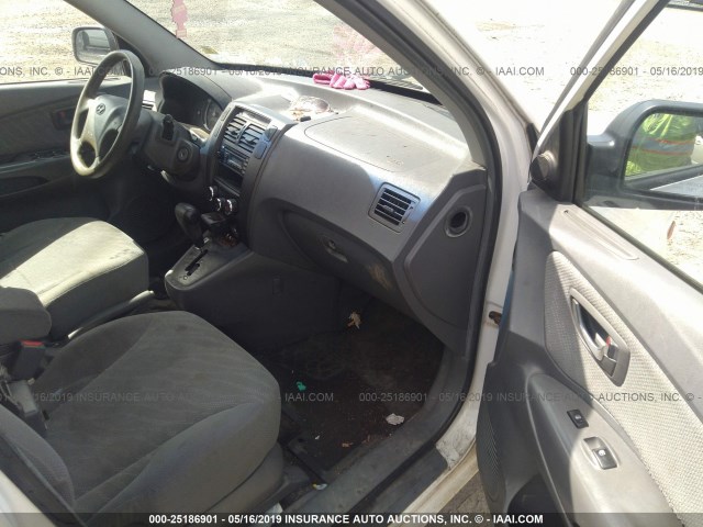 KM8JM12BX5U110885 - 2005 HYUNDAI TUCSON GL WHITE photo 5