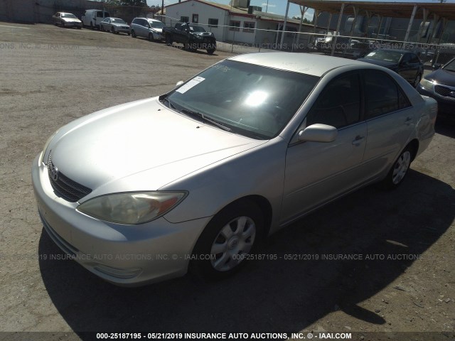 4T1BE32K13U770906 - 2003 TOYOTA CAMRY LE/XLE/SE SILVER photo 2