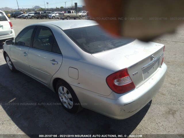 4T1BE32K13U770906 - 2003 TOYOTA CAMRY LE/XLE/SE SILVER photo 3