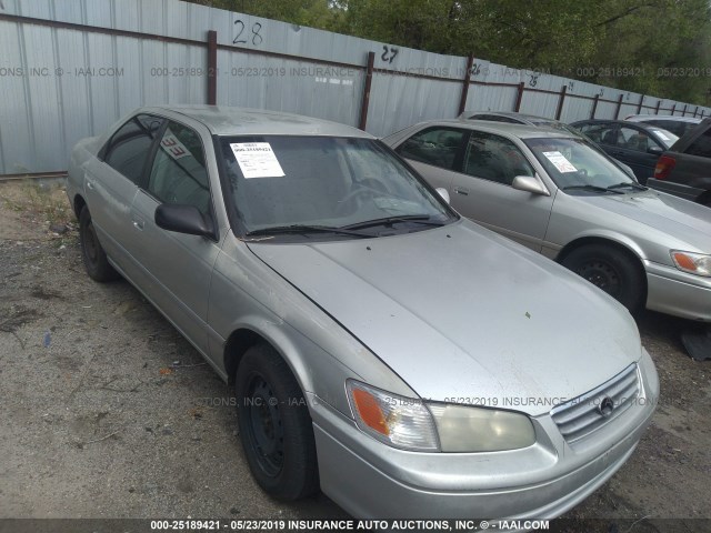 JT2BG22K610567080 - 2001 TOYOTA CAMRY CE/LE/XLE SILVER photo 1