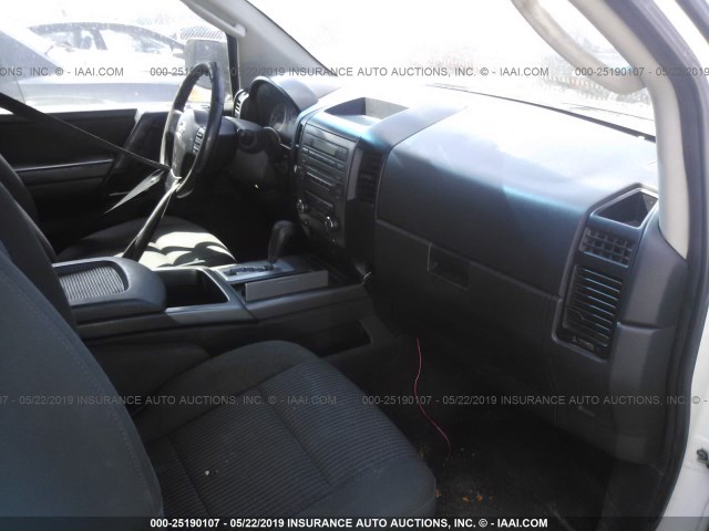 1N6AA06A28N315735 - 2008 NISSAN TITAN XE/LE/SE WHITE photo 5