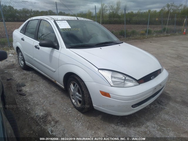 1FAFP34P7YW377129 - 2000 FORD FOCUS SE/SE COMFORT WHITE photo 1