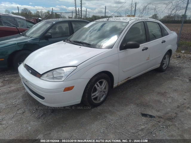 1FAFP34P7YW377129 - 2000 FORD FOCUS SE/SE COMFORT WHITE photo 2