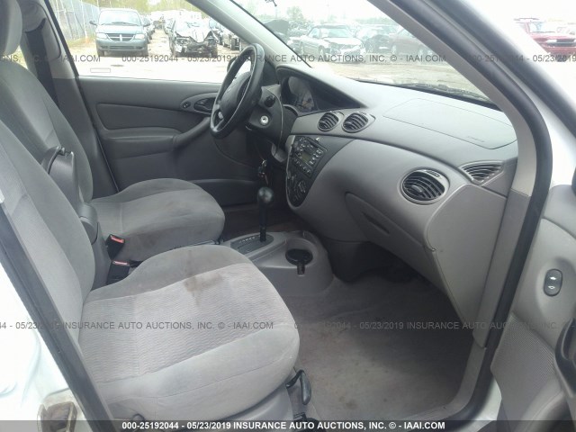 1FAFP34P7YW377129 - 2000 FORD FOCUS SE/SE COMFORT WHITE photo 5