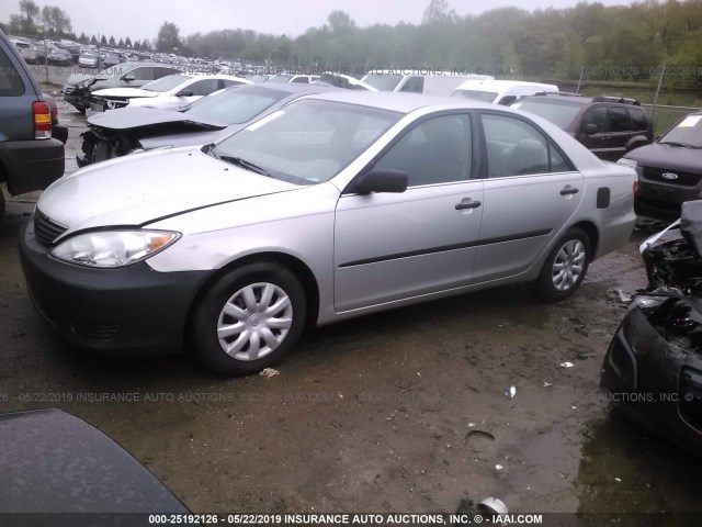 4T1BE32K75U555646 - 2005 TOYOTA CAMRY LE/XLE/SE SILVER photo 2