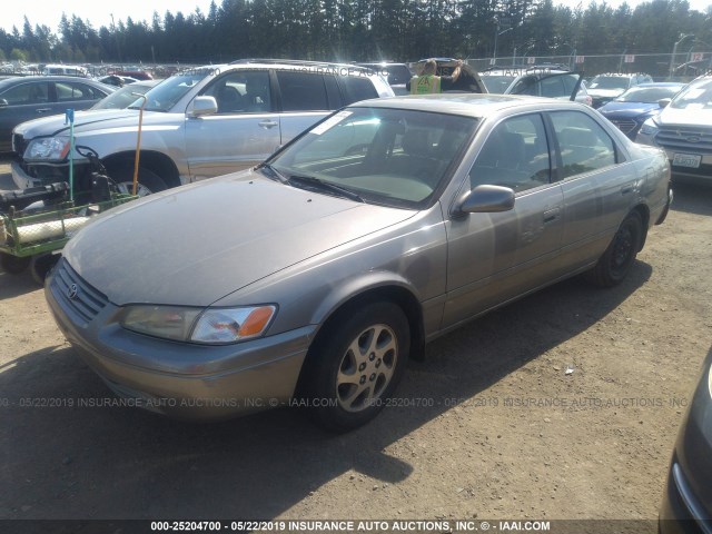 4T1BF28K9WU053639 - 1998 TOYOTA CAMRY CE/LE/XLE GOLD photo 2