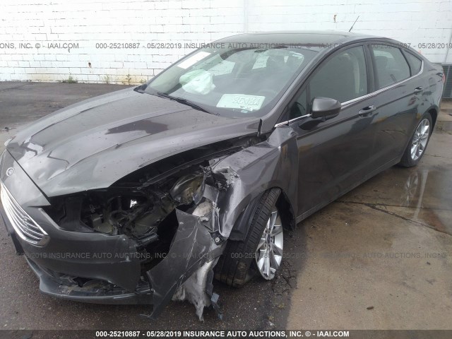 3FA6P0H76HR131118 - 2017 FORD FUSION SE GRAY photo 2